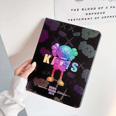 iPad 7/8カバー 送料無料kaws