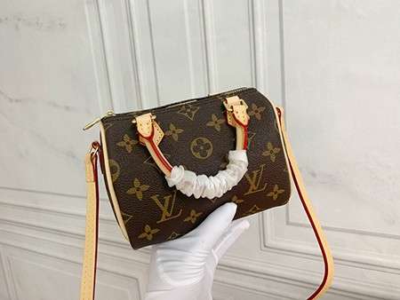 vuitton クロスボディ 小さめ